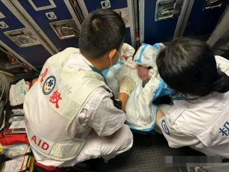 一名16岁女乘客独自登机后腹痛临近分娩,职员协助接生母子平安。(取材自大风新闻)