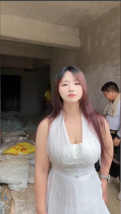 女业主回到小区巡视工程进度。(取材自抖音)