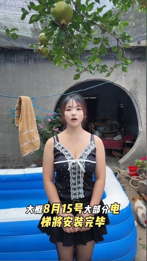 女业主回到小区巡视工程进度。(取材自抖音)