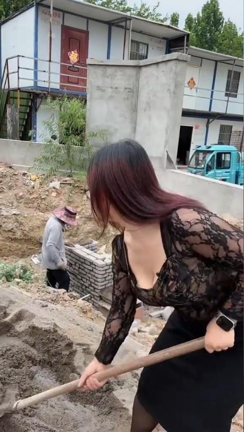 女业主回到小区巡视工程进度。(取材自抖音)