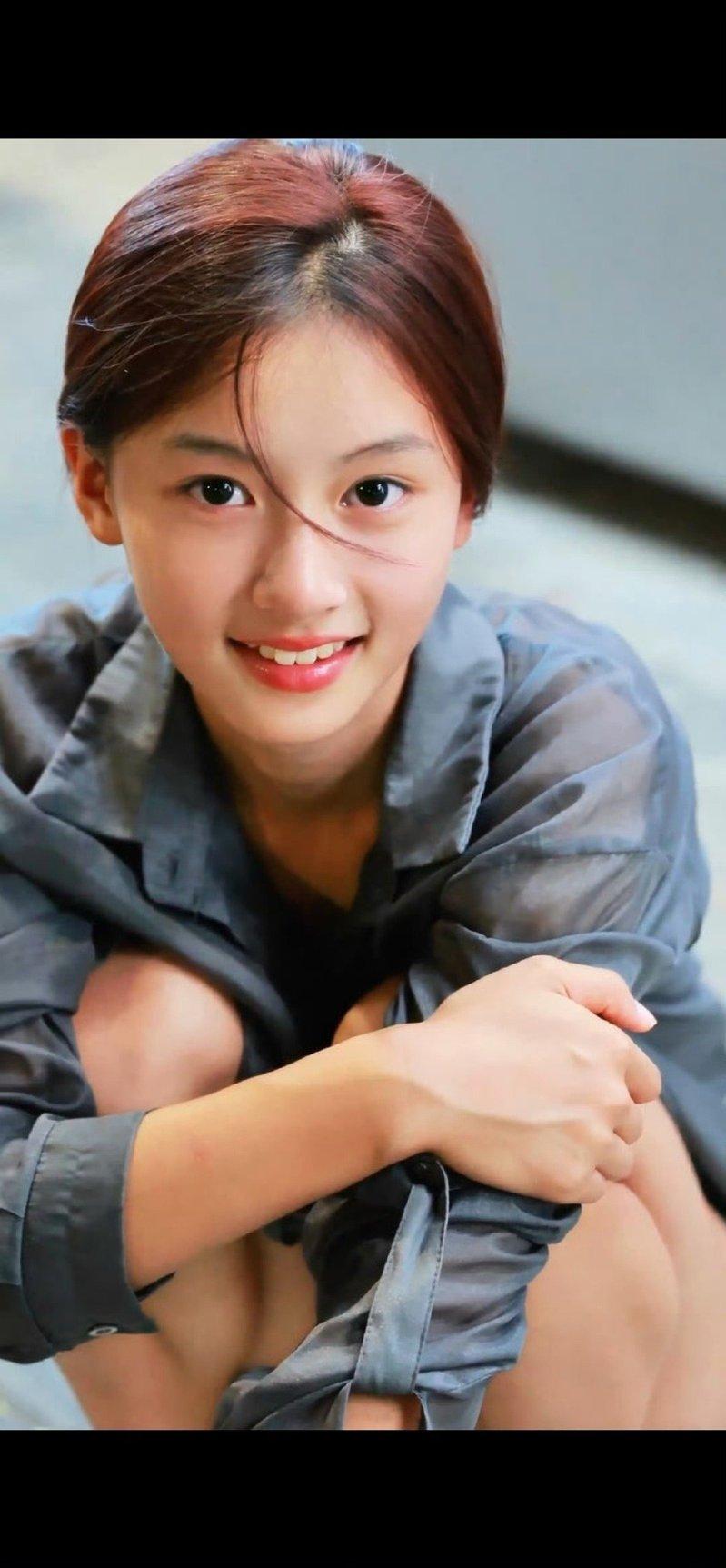 15岁女孩七七因一段素颜街拍视频意外走红。(取材自抖音)