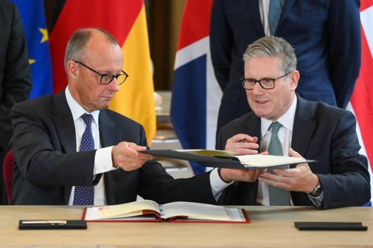 英国首相施凯尔（右）与德国总理梅尔茨17日在唐宁街举行会晤。（欧新社）