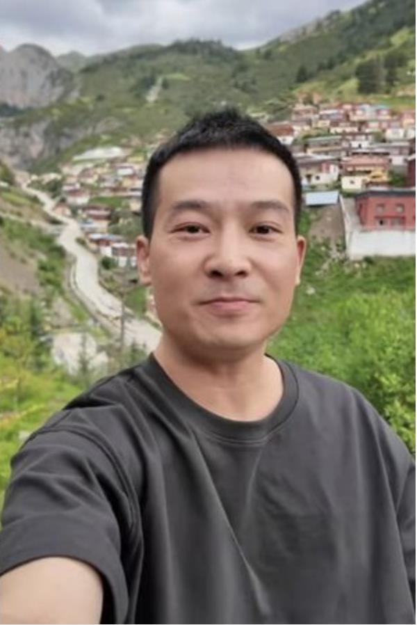 网红郭建峰在西藏自驾途中猝逝,享年41岁。(摘自微博)