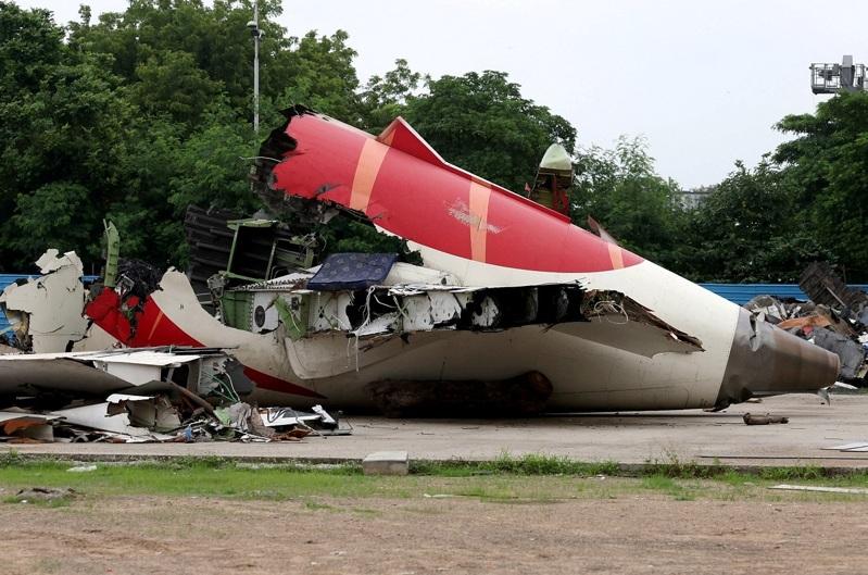 印度航空171号班机空难后,该架波音787-8梦幻客机残骸躺在阿默达巴德机场外空地上,摄于12日。(路透)