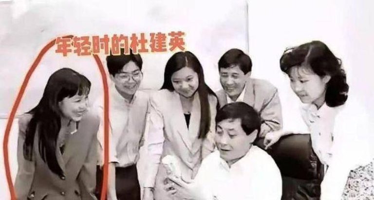 照片中其他员工都盯着宗庆后手上的产品，只有杜建英一直盯着宗庆后的脸看，笑得合不拢嘴。（取材自凤凰网）