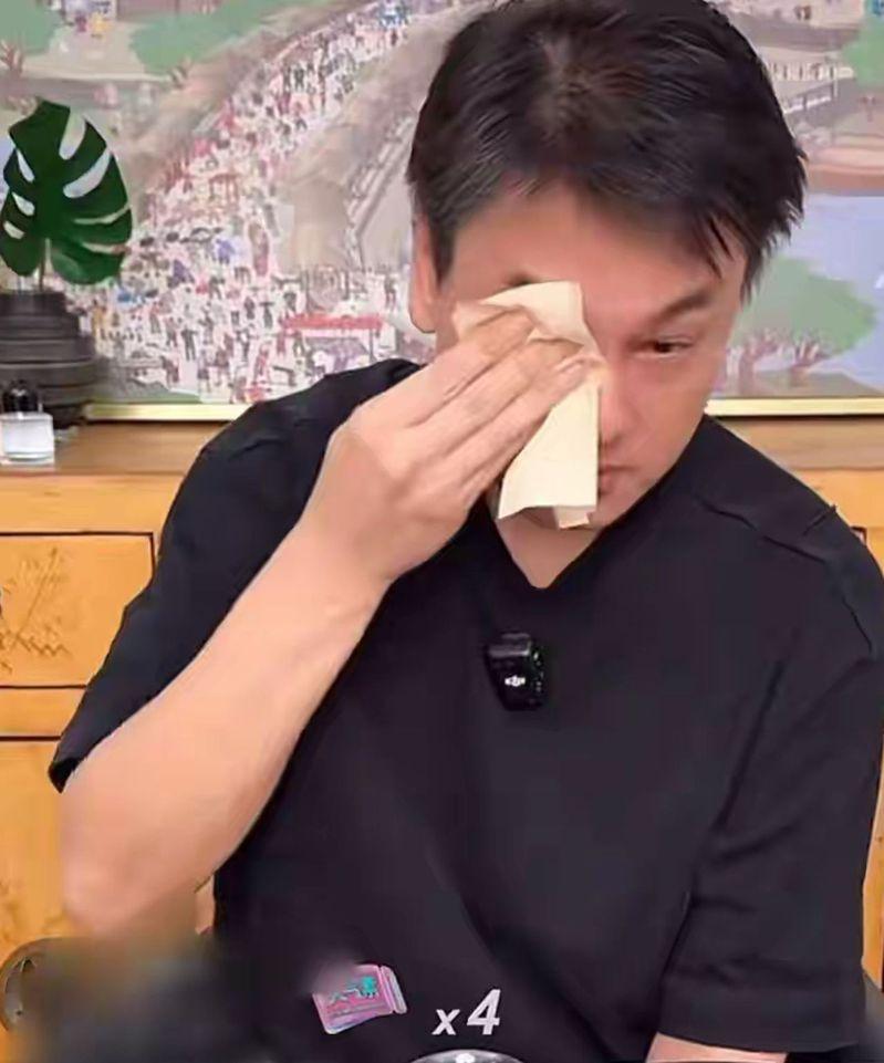 朱孝天聊到大S时频拭泪。(取材自微博)