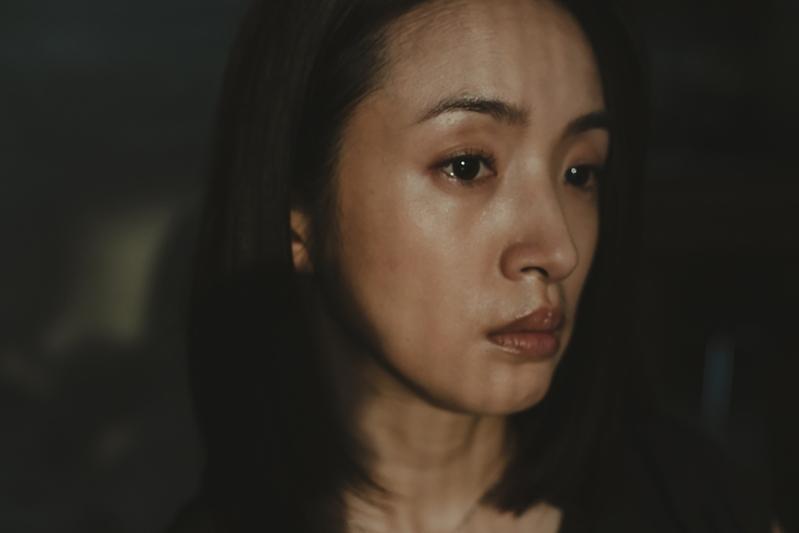 林依晨在「深度安静」挑战诠释深陷心理困境的妻子「依庭」。(图/风起娱乐提供)