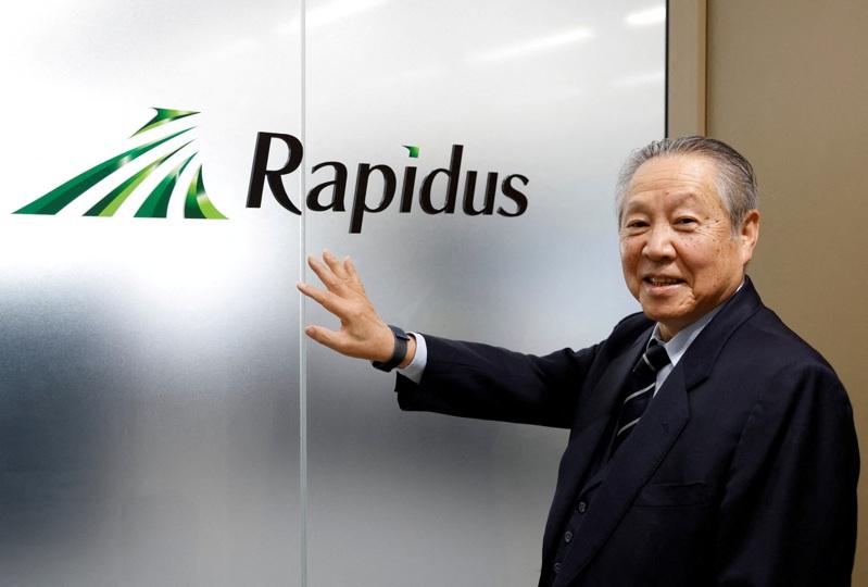 日本半导体新创Rapidus宣布成功试产出2纳米芯片。图为董事长东哲郎2023年受访数据照。 (路透)