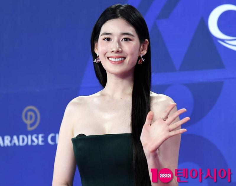 李浚赫大方拥抱李濬荣。图／摘自朝鲜体育