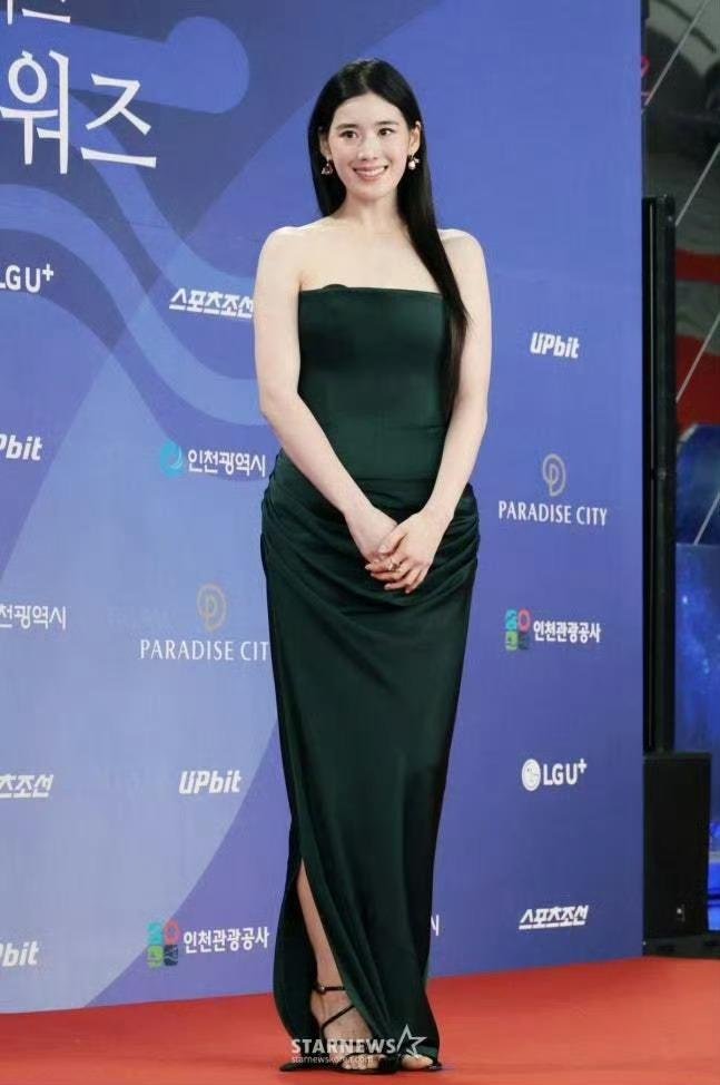 李浚赫大方拥抱李濬荣。图／摘自朝鲜体育