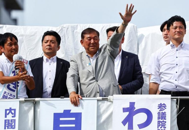 日本首相、执政党自民党党魁石破茂18日在横滨为参议院选举助选，他从竞选车顶上向选民挥手致意。(路透)