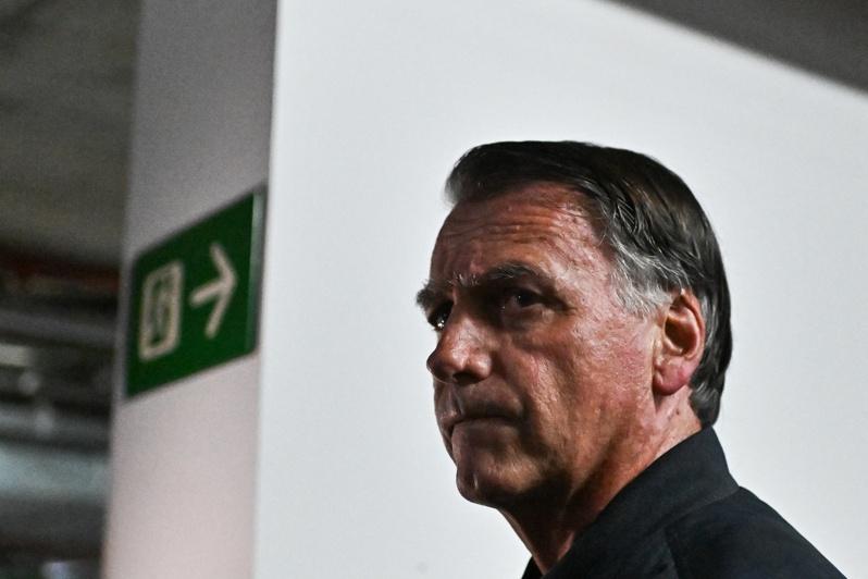 巴西联邦最高法院大法官下令联邦警察,对波索纳洛(Jair Bolsonaro)(图)实施限制性措施,包括使用电子脚镣、禁止在夜间和周末外出、禁止使用社群媒体,以防止波索纳洛试图在美国大使馆寻求庇护。(欧新社)