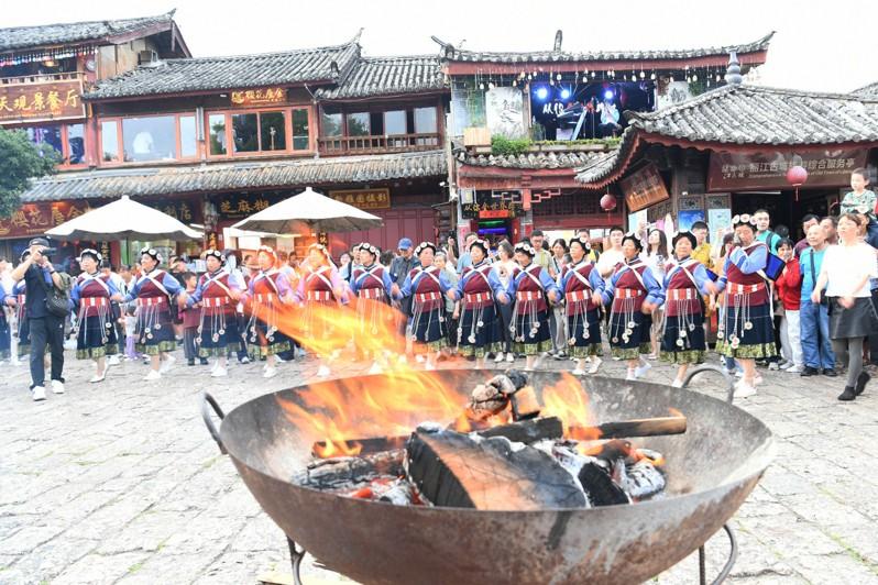 云南丽江古城近日公告,将于8月1日起实施每人50元的维护费,引发民众关注。(新华社)