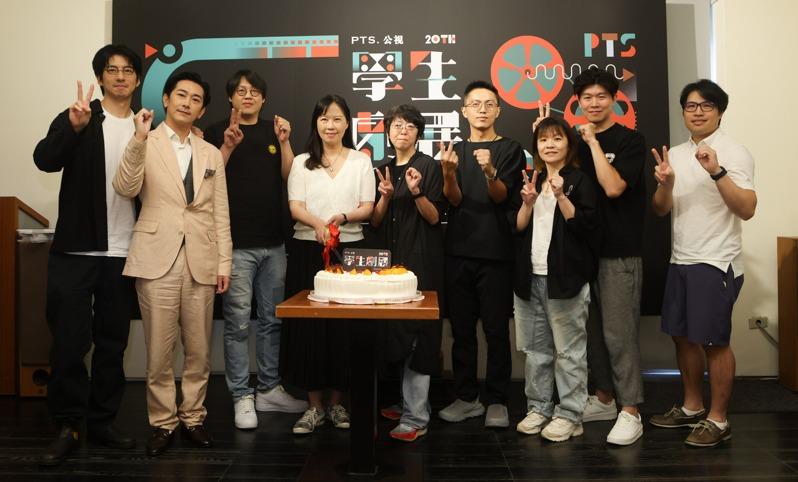 傅孟柏(左起)、施名帅、导演曾英庭、公视总经理徐秋华、节目部经理于蓓华、导演林君阳、林冠慧、陈和榆、陈钰杰出席演员傅孟柏、施名帅出席「公视学生剧展20周年影展」活动。图/公视提供