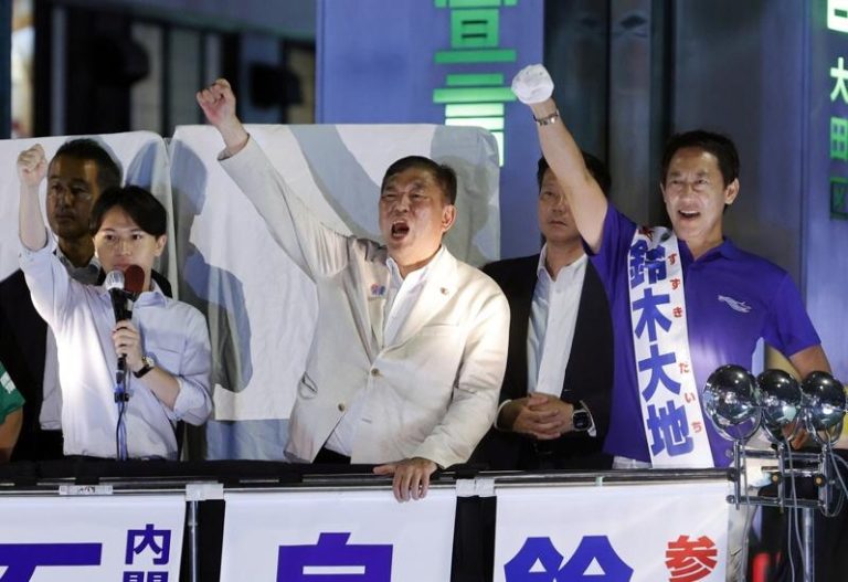 日本首相石破茂(中)在选前之夜拜票。(欧新社)
