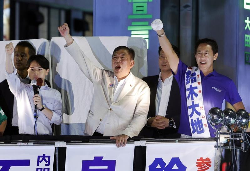 日本首相石破茂(中)在选前之夜拜票。(欧新社)