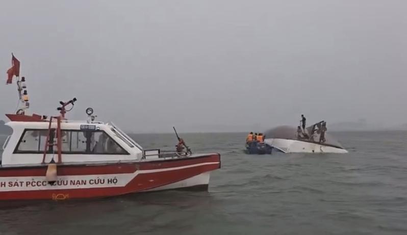 越南下龙湾的一艘游船19日发生翻覆,越南当局随即展开搜救行动。(美联社)