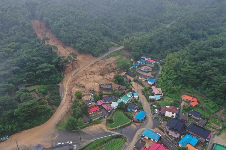 南韩庆尚南道山清郡19日爆发土石流。(路透)