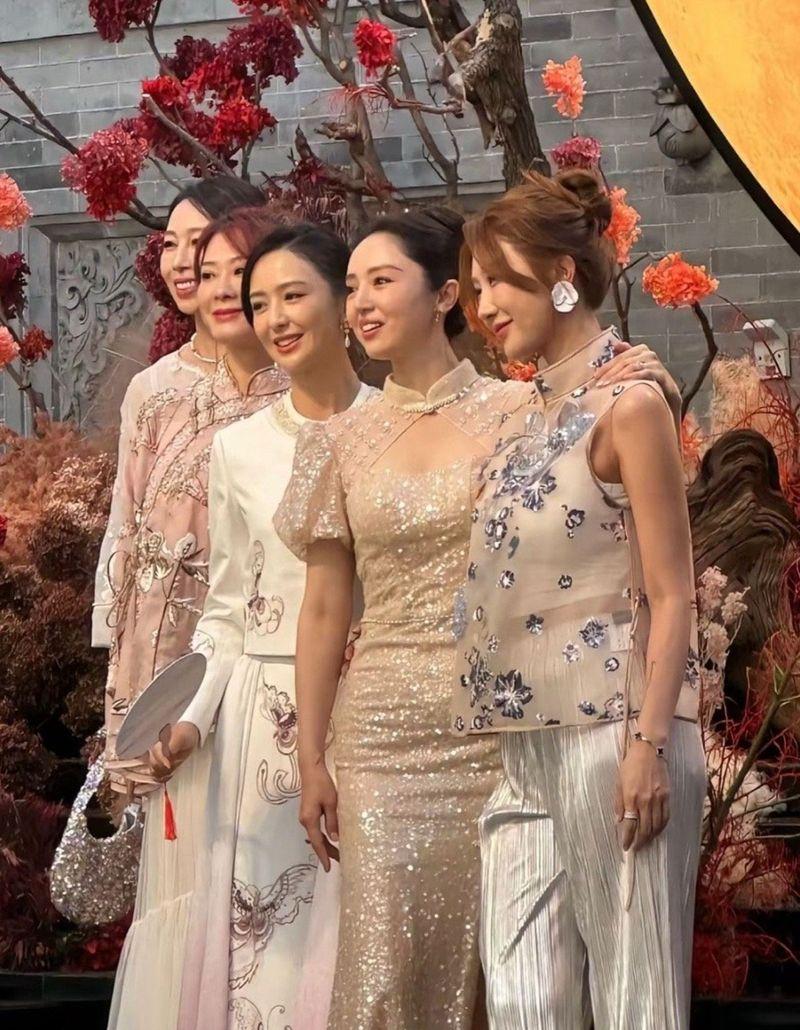 董璇(右二)再婚,佟丽娅(右三)是伴娘之一。(取材自微博)