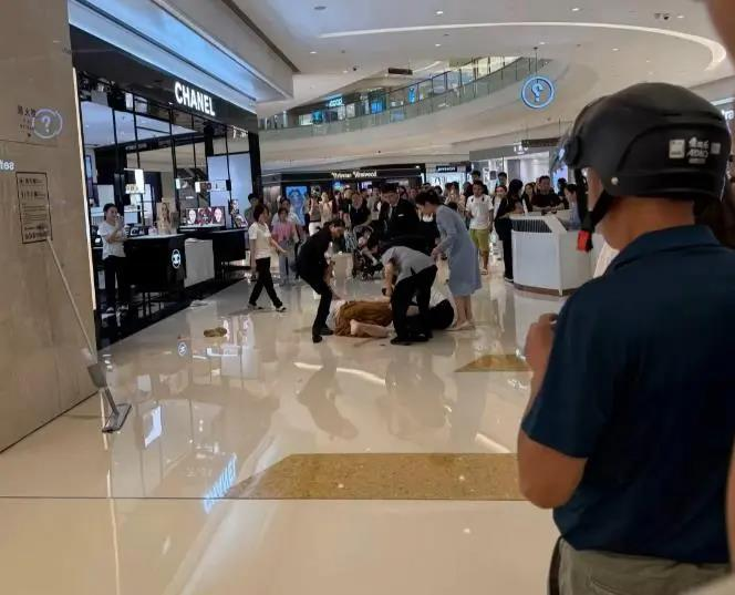 网传视频中，柜姐正在殴打女顾客，另有两名柜姐一左一右拉着女顾客的手臂。(视频截屏)