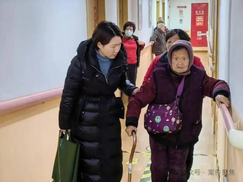 顾阿婆生前讲述，她有一个哥哥顾梅根（是收养）和一个姊姊顾玲娣。（取材自新民晚报）