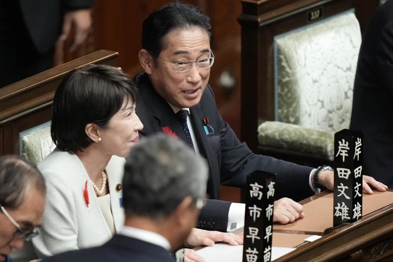 高市早苗(左)与岸田文雄。(美联社数据照)