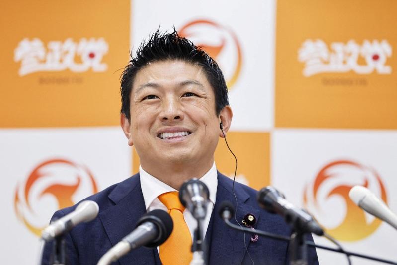 日本参政党党魁神谷宗币,在参院选举当天对媒体发言时露出微笑。(路透)