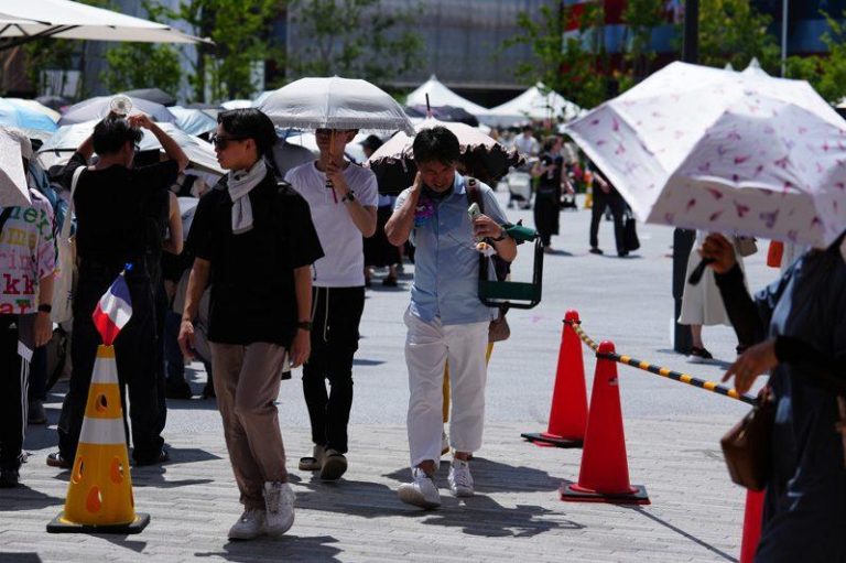 日圆贬值，日本外国旅客在短时间暴增。图为7月10日，游客在日本大阪世博会园区内游览参观。(新华社)