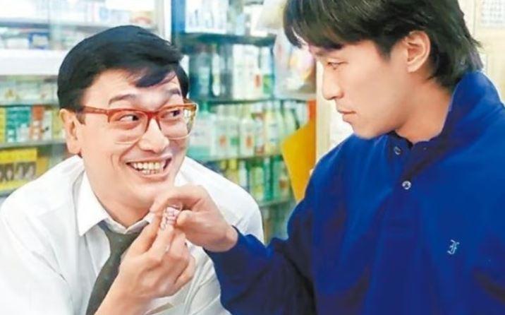 曹查理(左)客串周星驰「整蛊专家」,其中一幕「淫贱不能移」成经典。(取材自微博)
