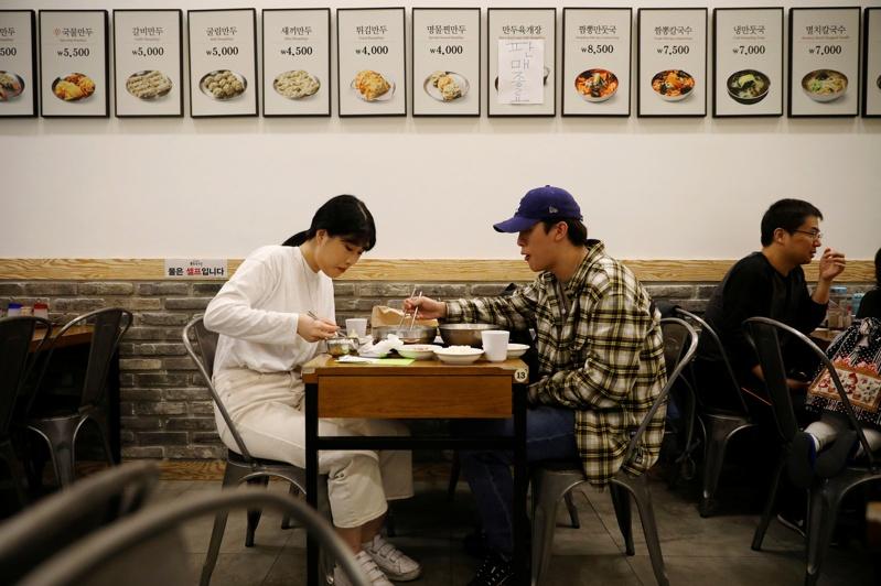 南韩普发消费金,可使用的场所限个人商店与个人经营的餐饮业,排除在线商店。图为首尔的一家商店。(路透)