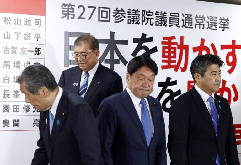本次参院选举执政联盟自公两党惨败，首相石破茂（左二）昨晚明确表态将留任，以应对美国关税谈判等挑战。(欧新社)