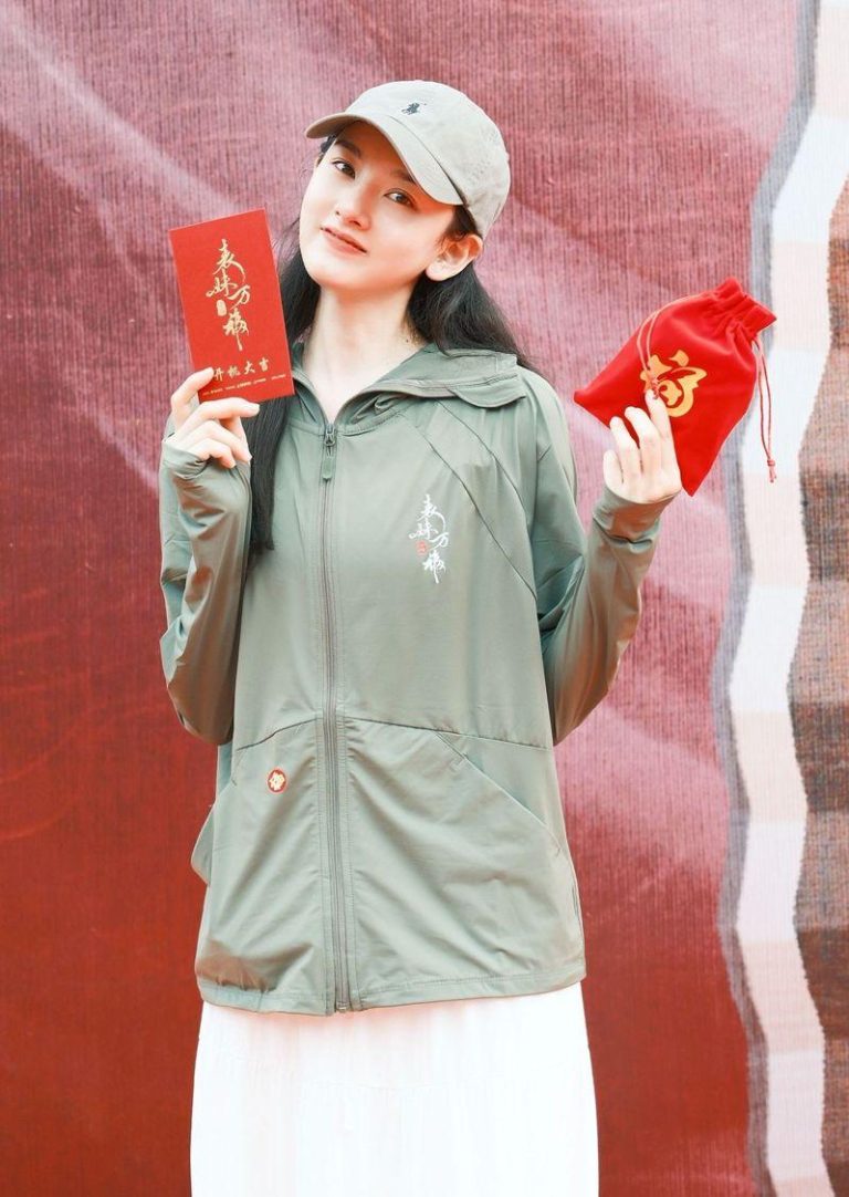 宋祖儿被发现瘦成了纸片人。(取材自微博)