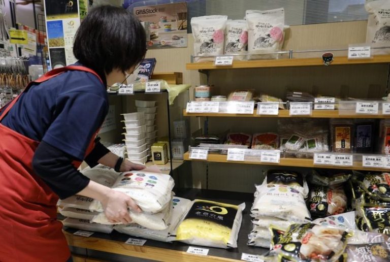 日本去年8月热浪来袭，9月稻米价格一度上涨48%。日本政府今年5月启动米价管制机制，自2025年6月起适用于国内销售的食米。(欧新社)