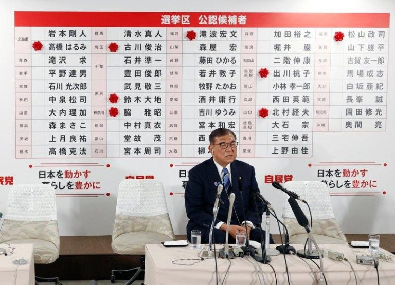日本参议院选举结果21日揭晓，自民党与公明党的执政联盟合计仅拿下122席，较先前减少19席，未达过半门槛。表现亮眼的在野阵营则纷纷表态拒绝与自民党组成联合政府。图为首相石破茂20日在东京自民党总部会见媒体。（新华社）