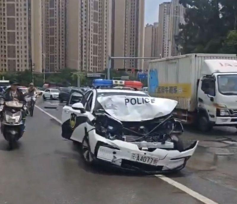 越野车在昆明闹市撞行人,连警车也遭殃。(取材自X平台)