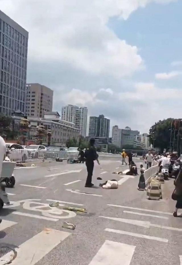 越野车在昆明闹市撞行人，连警车也遭殃。（取材自X平台）