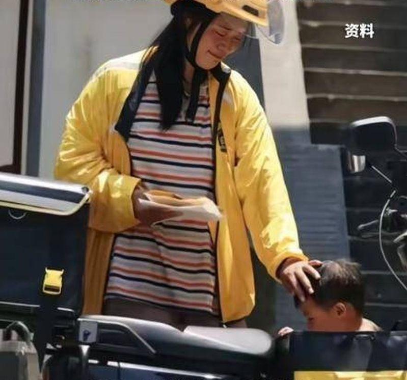 女骑手带娃送外卖。(视频截屏)