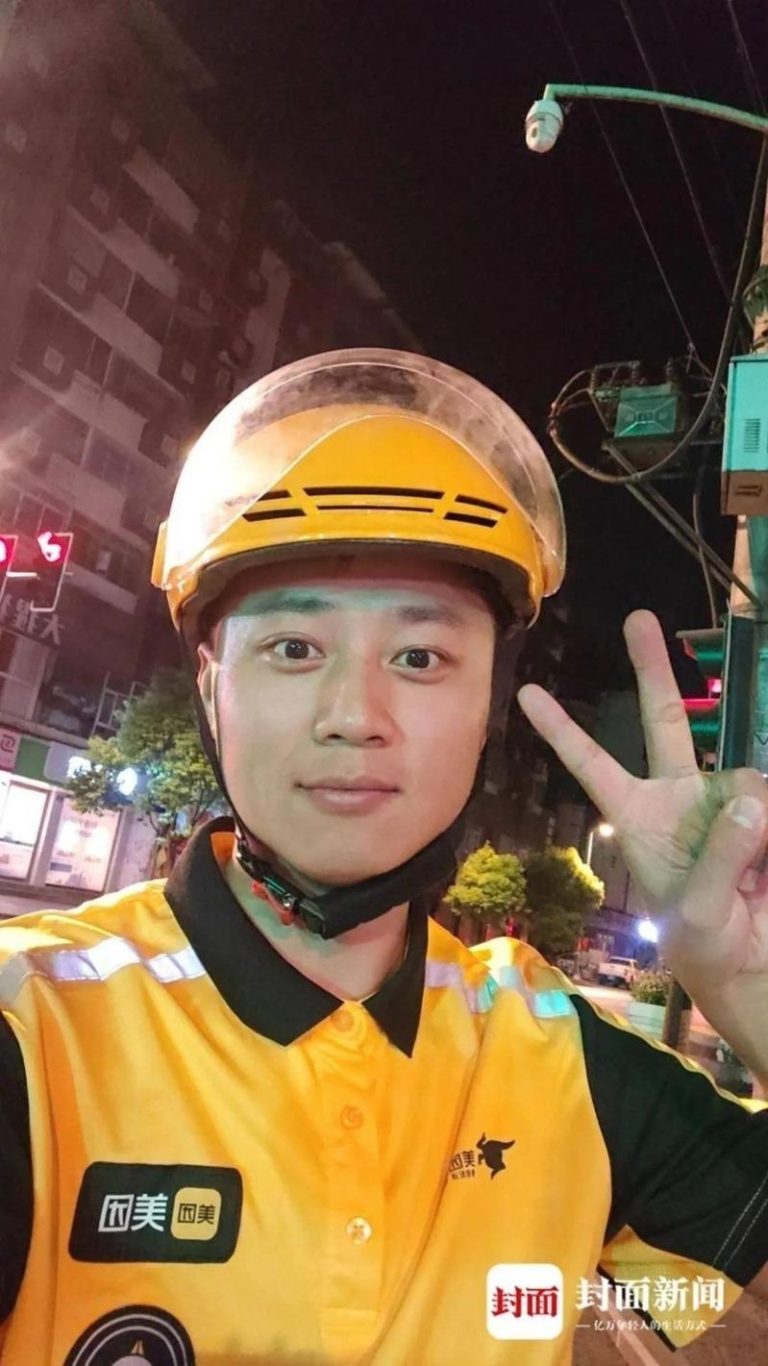 孙先生利用业余时间送外卖。（取材自封面新闻）