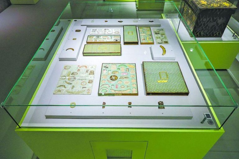 乾隆的「琳琅笥」，右上角为外箱，展台上为内屉。(本报北京传真)
