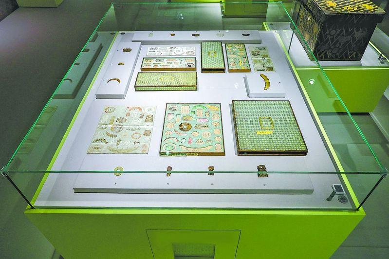 乾隆的「琳琅笥」,右上角为外箱,展台上为内屉。(本报北京传真)