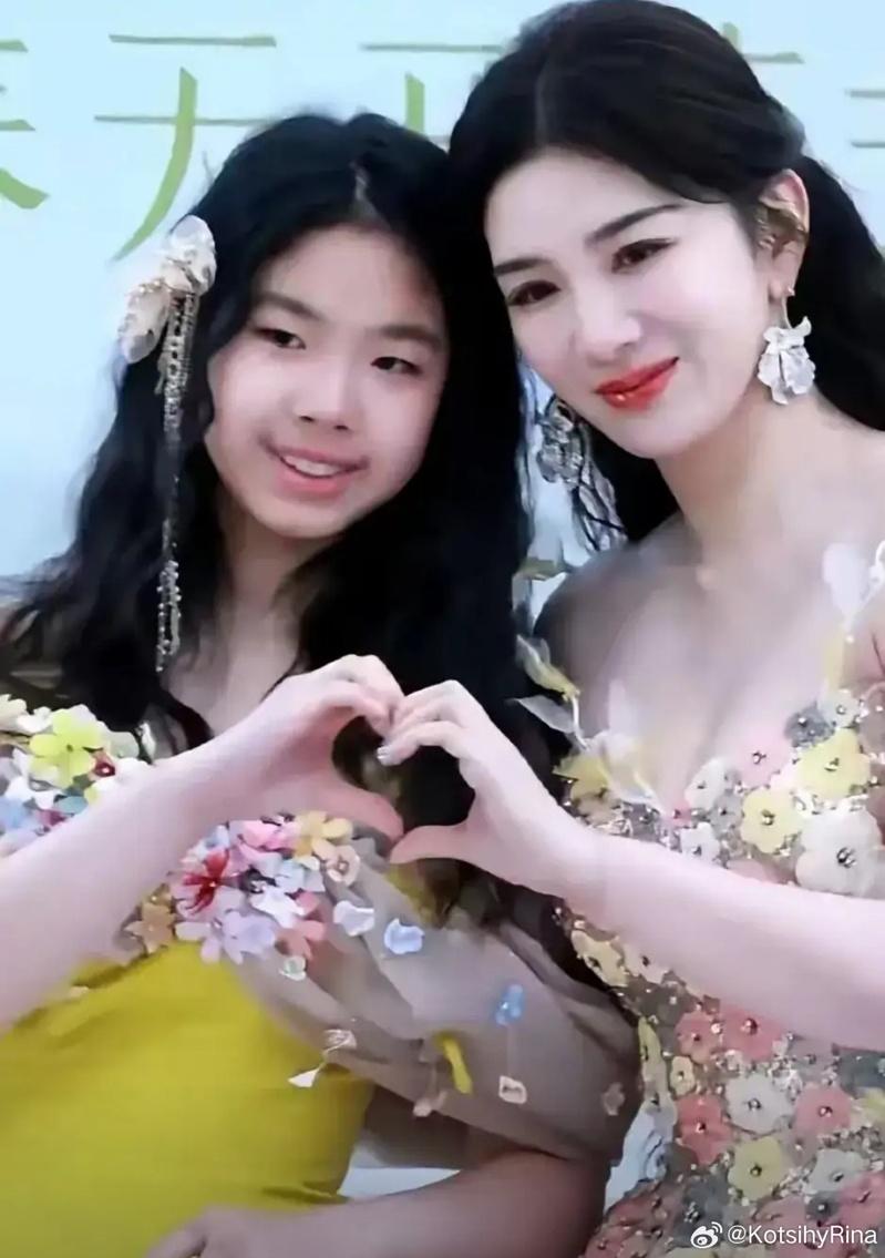 黄奕(右)的12岁女儿想赴南韩做练习生。(取材自微博)