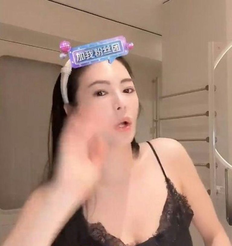 张雨绮穿性感蕾丝睡衣直播，差点春光外泄。（视频截屏）