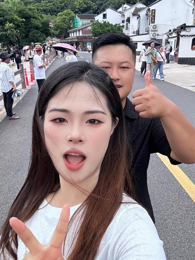 李雅晴辞职后和潘浩男在一起。(取材自红星新闻/受访者供图)