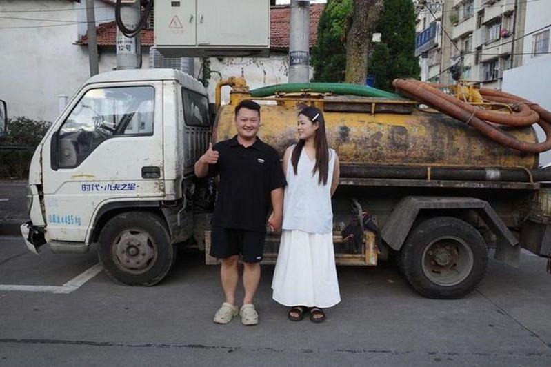李雅晴辞职后和潘浩男在一起。(取材自红星新闻／受访者供图)