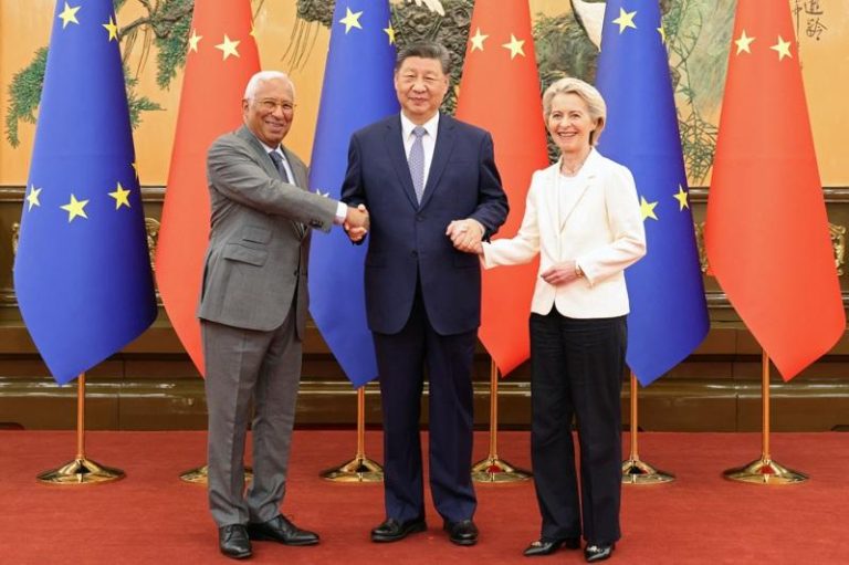 中国国家主席习近平（中）24日在北京人民大会堂，会见到访的欧盟理事会主席科斯塔（左）与欧盟运行委员会主席冯德莱恩。（路透）