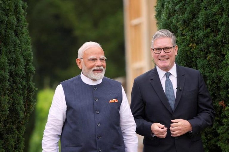 英国首相施凯尔（Keir Starmer，右）与印度总理莫迪（Narendra Modi，左）24日在英国艾尔斯伯里（Aylesbury）附近的契克斯（Chequers）散步。路透