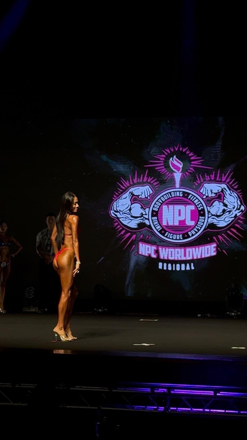 名模王丽雅如同古铜色运动芭比娃娃现身。(IFBB Pro Taiwan提供)