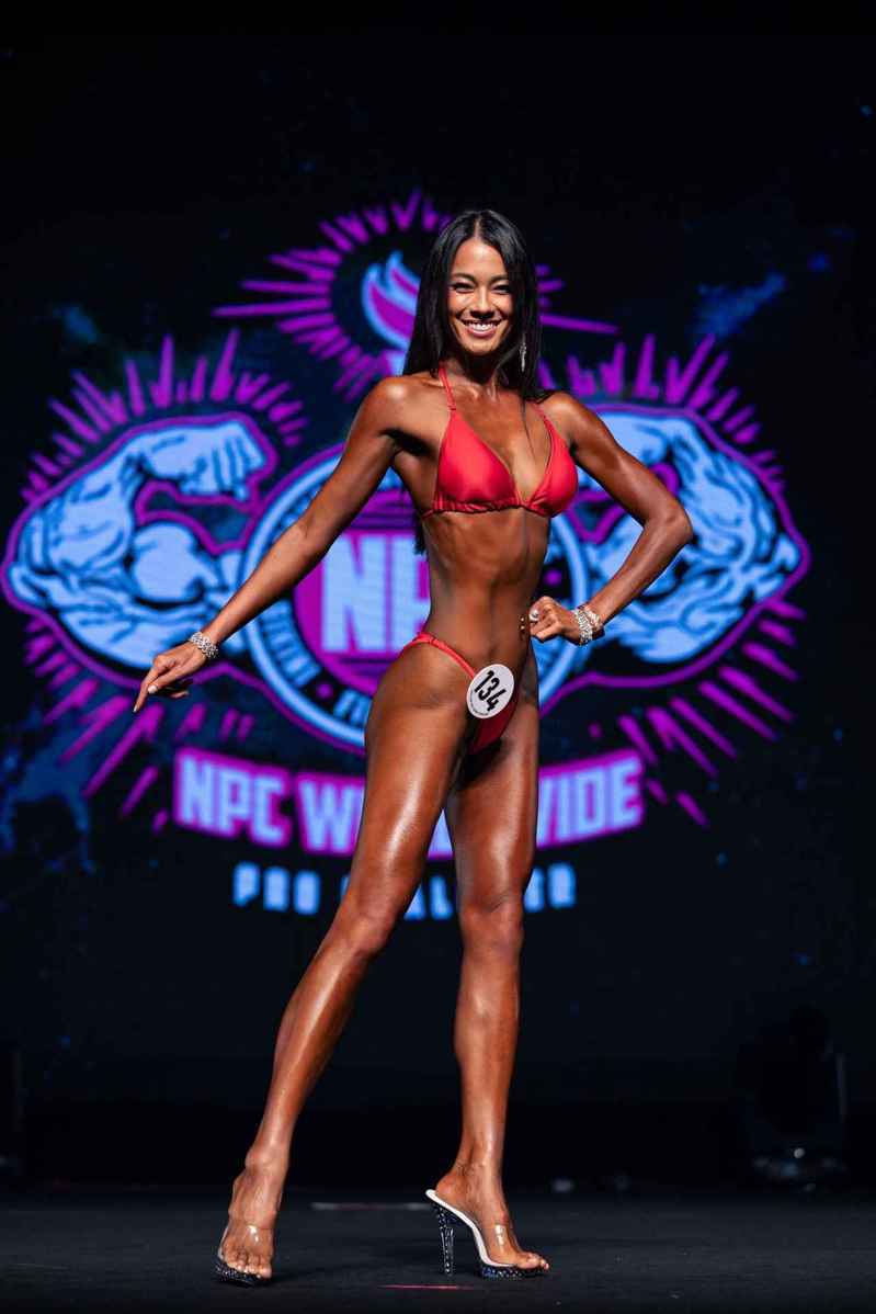 名模王丽雅如同古铜色运动芭比娃娃现身。(IFBB Pro Taiwan提供)