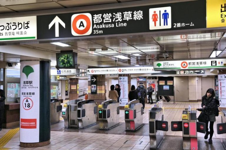 为提升外国旅客等购票的便利性，日本东京地下铁（Tokyo Metro）宣布明年春季起，由他们营运的所有路线车站，都能直接用信用卡感应支付。(路透alamy)
