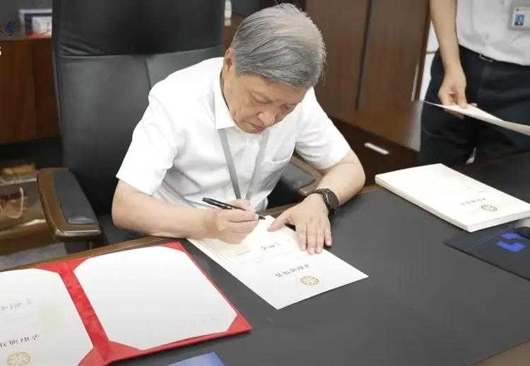 小乔的录取通知书。(取材自极目新闻／受访者供图)